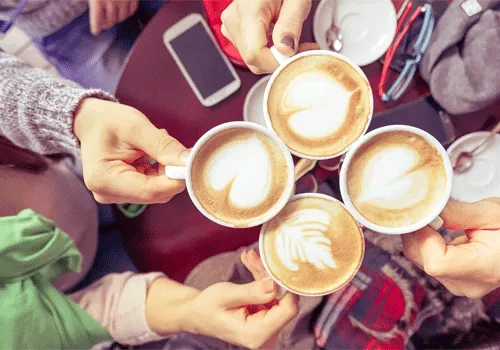فنجان های قهوه در حمع دوستانه