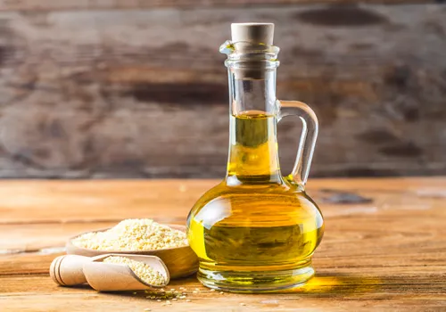 روغن کنجد در ظرف شیشه ای